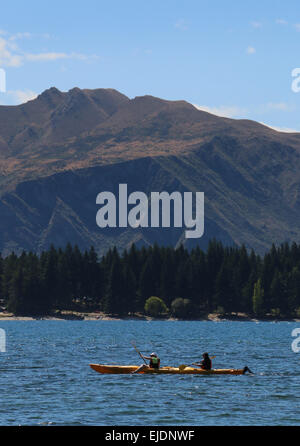 Kayakers sul lago Wanaka, Otago regione dei laghi di Nuova Zelanda Foto Stock