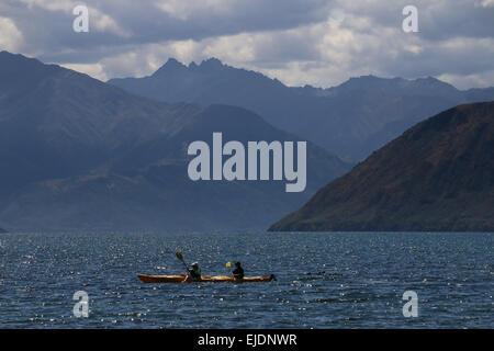 Kayakers sul lago Wanaka, Otago regione dei laghi di Nuova Zelanda Foto Stock