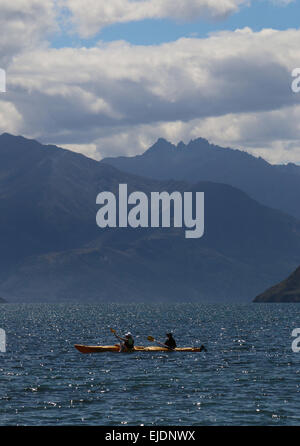 Kayakers sul lago Wanaka, Otago regione dei laghi di Nuova Zelanda Foto Stock
