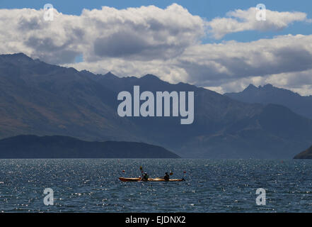 Kayakers sul lago Wanaka, Otago regione dei laghi di Nuova Zelanda Foto Stock