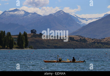 Kayakers sul lago Wanaka, Otago regione dei laghi di Nuova Zelanda Foto Stock
