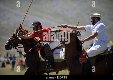 Rivale polo team dal biglietto e Gilgit competere durante i mondi più alti partita di polo sul Shandur Pass, biglietto, Pakistan. Foto Stock
