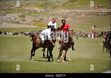 Rivale polo team dal biglietto e Gilgit competere durante i mondi più alti partita di polo sul Shandur Pass, biglietto, Pakistan. Foto Stock