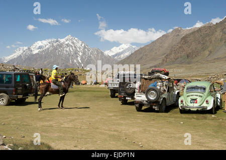 Rivale polo team dal biglietto e Gilgit competere durante i mondi più alti partita di polo sul Shandur Pass, biglietto, Pakistan. Foto Stock