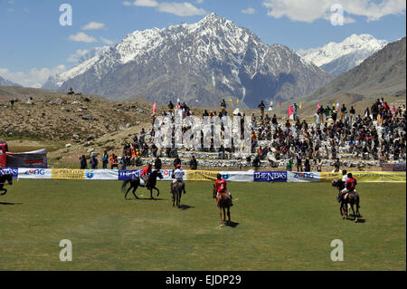 Rivale polo team dal biglietto e Gilgit competere durante i mondi più alti partita di polo sul Shandur Pass, biglietto, Pakistan. Foto Stock