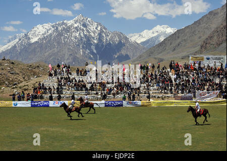 Rivale polo team dal biglietto e Gilgit competere durante i mondi più alti partita di polo sul Shandur Pass, biglietto, Pakistan. Foto Stock