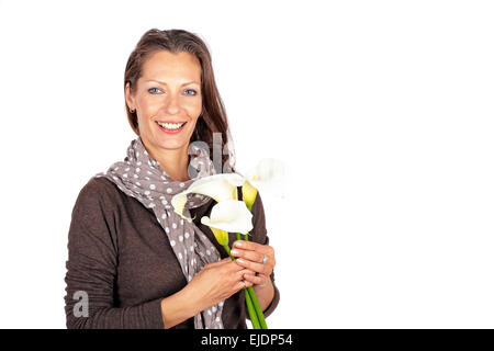 Bella donna con fioritura cala fiori Foto Stock