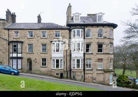 Una fila di case georgiane sulla strada ripida, Hall Banca, nel Derbyshire cittadina termale di Buxton Foto Stock