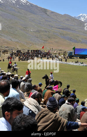 Rivale polo team dal biglietto e Gilgit competere durante i mondi più alti partita di polo sul Shandur Pass, biglietto, Pakistan. Foto Stock