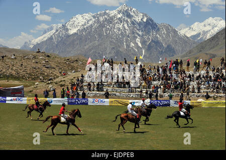 Rivale polo team dal biglietto e Gilgit competere durante i mondi più alti partita di polo sul Shandur Pass, biglietto, Pakistan. Foto Stock