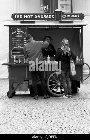 Documentario immagine da intorno a Sheffield mostra street fornitore di alimentare la salsiccia calda Company Foto Stock