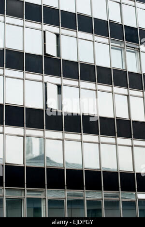 Documentario immagine da intorno a Sheffield che mostra il motivo grafico di Windows sul lato anteriore di Sheffield Hallam edificio Foto Stock