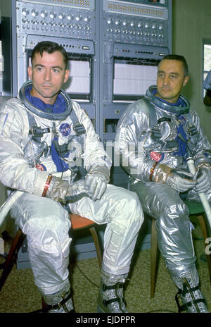 Gli astronauti John Young (sinistra) e Virgilio "Gus' Grissom ha preso parte a esercizi di addestramento come il back-up equipaggio per la Gemini 6 missione. Giovani è di NASA più longevo astronauta un Foto Stock