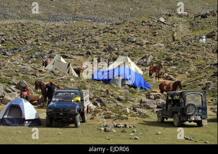 Rivale polo team dal biglietto e Gilgit competere durante i mondi più alti partita di polo sul Shandur Pass, biglietto, Pakistan. Foto Stock