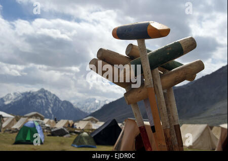 Rivale polo team dal biglietto e Gilgit competere durante i mondi più alti partita di polo sul Shandur Pass, biglietto, Pakistan. Foto Stock