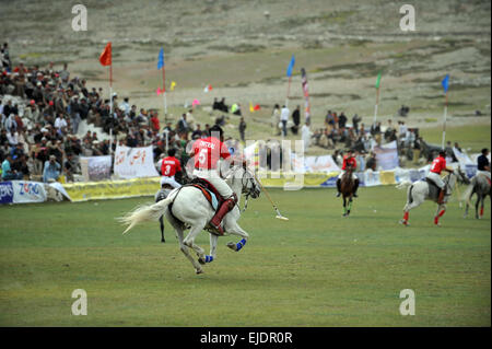 Rivale polo team dal biglietto e Gilgit competere durante i mondi più alti partita di polo sul Shandur Pass, biglietto, Pakistan. Foto Stock