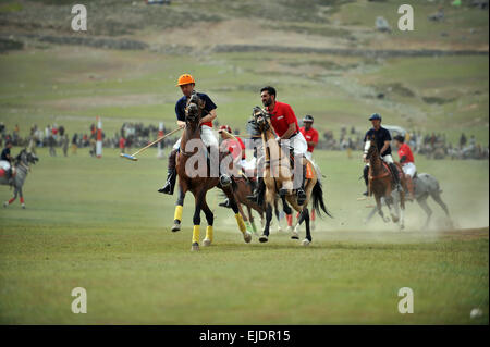 Rivale polo team dal biglietto e Gilgit competere durante i mondi più alti partita di polo sul Shandur Pass, biglietto, Pakistan. Foto Stock