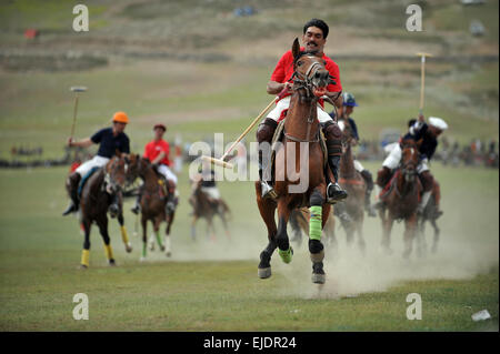 Rivale polo team dal biglietto e Gilgit competere durante i mondi più alti partita di polo sul Shandur Pass, biglietto, Pakistan. Foto Stock