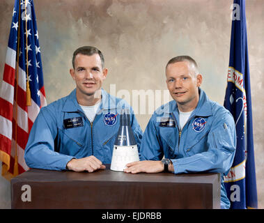 Gemini VIII equipaggio, astronauti David R. Scott, pilota; e, Neil A. Armstrong (a destra), il comando pilota, posano con il modello del veicolo spaziale Gemini dopo aver selezionato all'equipaggio per il Gemini VIII missione. Foto Stock