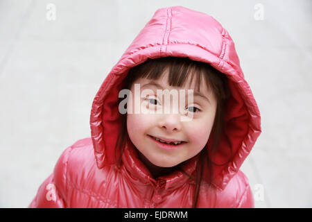 Felici i momenti in famiglia - giovane ragazza divertirsi nella città Foto Stock