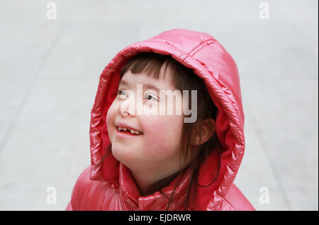 Felici i momenti in famiglia - giovane ragazza divertirsi nella città Foto Stock