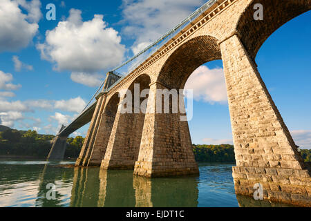 Menai Bridge di sospensione, completata nel 1826 attraversando il menai stretto tra l'isola di Anglesey e la terraferma del Galles Foto Stock