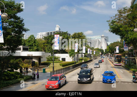 Il traffico all'estremità orientale di Orchard Road, Singapore. Dhoby Ghaut MRT Station sulla sinistra. Foto Stock