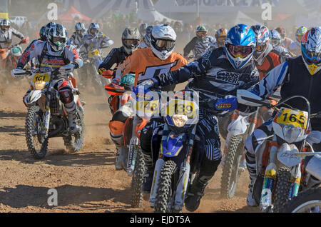 Spagna cross country campionato. Persone sconosciute a guardare i motociclisti, all'inizio della gara. Foto Stock