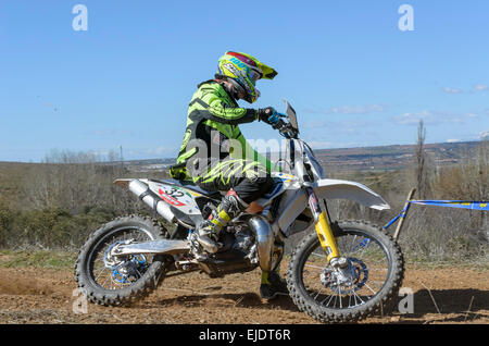 Spagna cross country campionato. Urko Garmendia Imaz alla guida della sua moto. Foto Stock