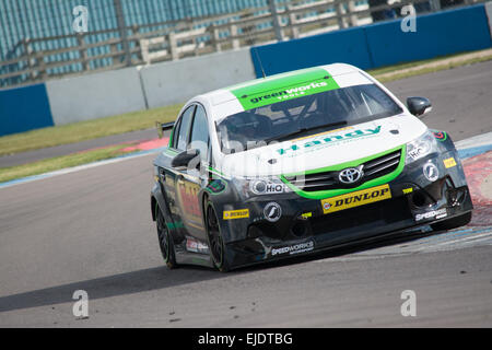 Castello di Donnington, UK. Il 24 marzo 2015. Simon Belcher nella comoda Motorsport Toyota Avensis in azione durante il 2015 Dunlop MSA British Touring Car Championship media giornata a Donington Park il 24 marzo 2015 a Castle Donington, Inghilterra. Credito: Gergo Toth/Alamy Live News Foto Stock