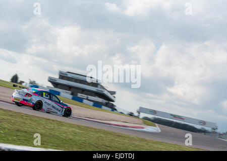 Castello di Donnington, UK. Il 24 marzo 2015. Andy Wilmot in Welch Motorsport Proton Gen-2 in azione durante il 2015 Dunlop MSA British Touring Car Championship media giornata a Donington Park il 24 marzo 2015 a Castle Donington, Inghilterra. Credito: Gergo Toth/Alamy Live News Foto Stock