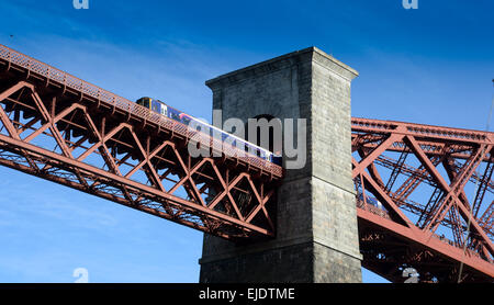 La famosa in tutto il mondo via ponte che attraversa il Firth of Forth da North Queensferry. Aperto nel 1890. Foto Stock