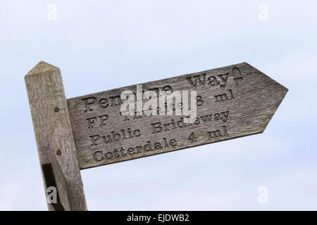 Segno del The Pennine Way sentiero a Hardraw vicino Hawes, Yorkshire Dales, England Regno Unito Foto Stock