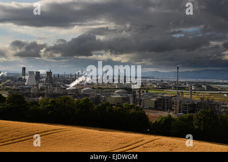 Il Grangemouth raffineria di petrolio sul Firth of Forth Foto Stock