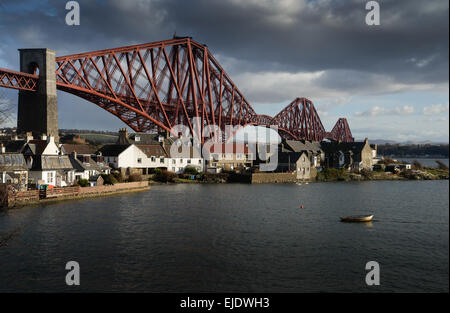 La famosa in tutto il mondo via ponte che attraversa il Firth of Forth da North Queensferry. Aperto nel 1890. Foto Stock