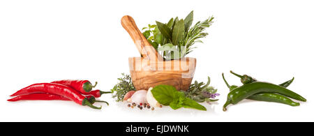 Mortaio di legno riempita con erbe aromatiche fresche, isolato su sfondo bianco Foto Stock