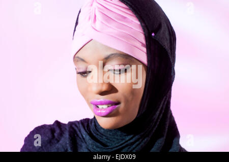 Keniote donna musulmana in studio di impostazione Foto Stock