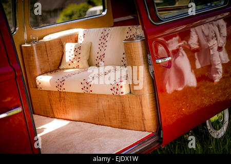 Un rosso brillante VW camper Autobus preparato per un matrimonio. Foto Stock