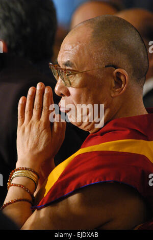 Leader spirituale buddista Dalai Lama partecipa al Forum 2000 Conferenza di Praga Repubblica Ceca, il 10 settembre 2006. Foto Stock