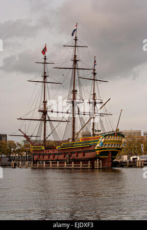 La replica della Amsterdam, una settecentesca nave che ha navigato tra i Paesi Bassi e le Indie Orientali presso il Museo Nazionale Marittimo o Scheepvaart in Amsterdam. Foto Stock
