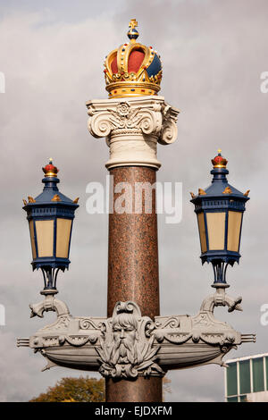 Decorate lampada posta presso il Palazzo Reale in Piazza Dam in Amsterdam. Foto Stock