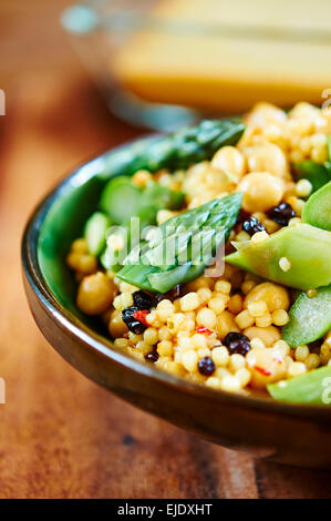 Gli asparagi Cous cous con ceci e mandorle. Foto Stock