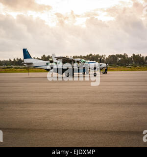 Due aerei più vecchi nell'aeroporto di Zanzibar al sunrise Foto Stock