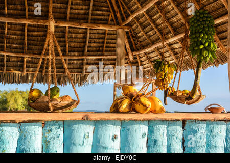 Nella foto il bar sulla spiaggia di Nungwi ( Zanzibar ) al tramonto , con esposto il cocco , banana e frutta tropicale .Questa barra è realizzata w Foto Stock