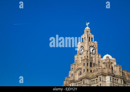 Aeromobile in alto sopra il Royal Liver Building. Foto Stock