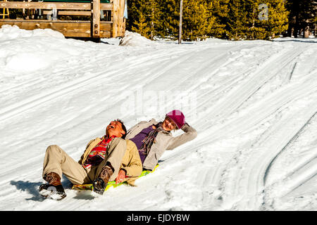 Giovane slittino nella neve Foto Stock