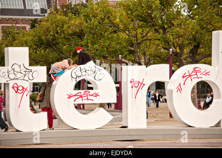 I Amsterdam lettere sulla Museumplein o museum square in Amsterdam in autunno. Foto Stock