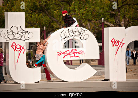 I Amsterdam lettere sulla Museumplein o museum square in Amsterdam in autunno. Foto Stock