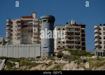 Militari israeliani scatola di pillole nel villaggio palestinese di az-Za'ayyem o al-Zaim est di Gerusalemme confini comunali, ma tagliato fuori dalla città da ovest Banca barriera di separazione o parete. Israele Foto Stock