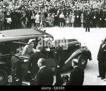 La Regina Elisabetta II in occasione di una visita a Parigi nel 1953 Foto Stock